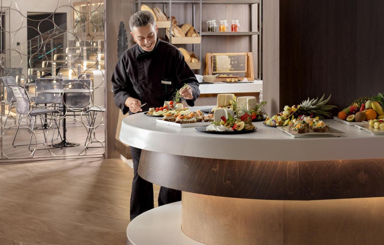 Nautilux Rethymno By Mage Hotels Extérieur photo A chef at work