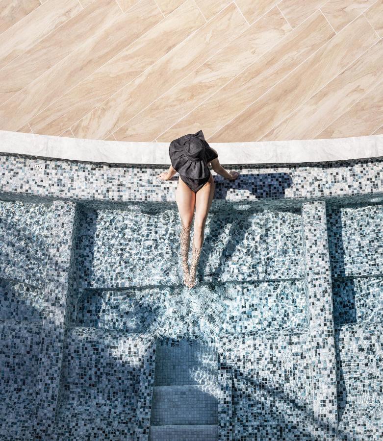 Nautilux Rethymno By Mage Hotels Extérieur photo A woman in a swimming pool