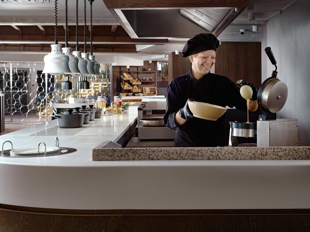 Nautilux Rethymno By Mage Hotels Extérieur photo A chef at work
