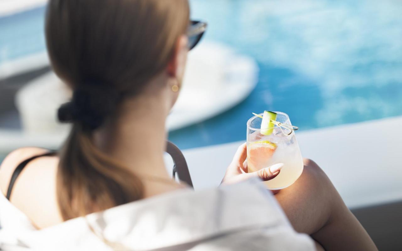 Nautilux Rethymno By Mage Hotels Extérieur photo A woman holding a glass of wine