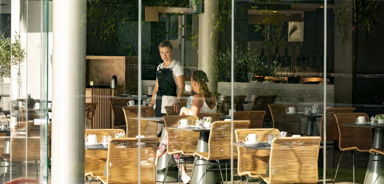 Nautilux Rethymno By Mage Hotels Extérieur photo A waitress clearing a table