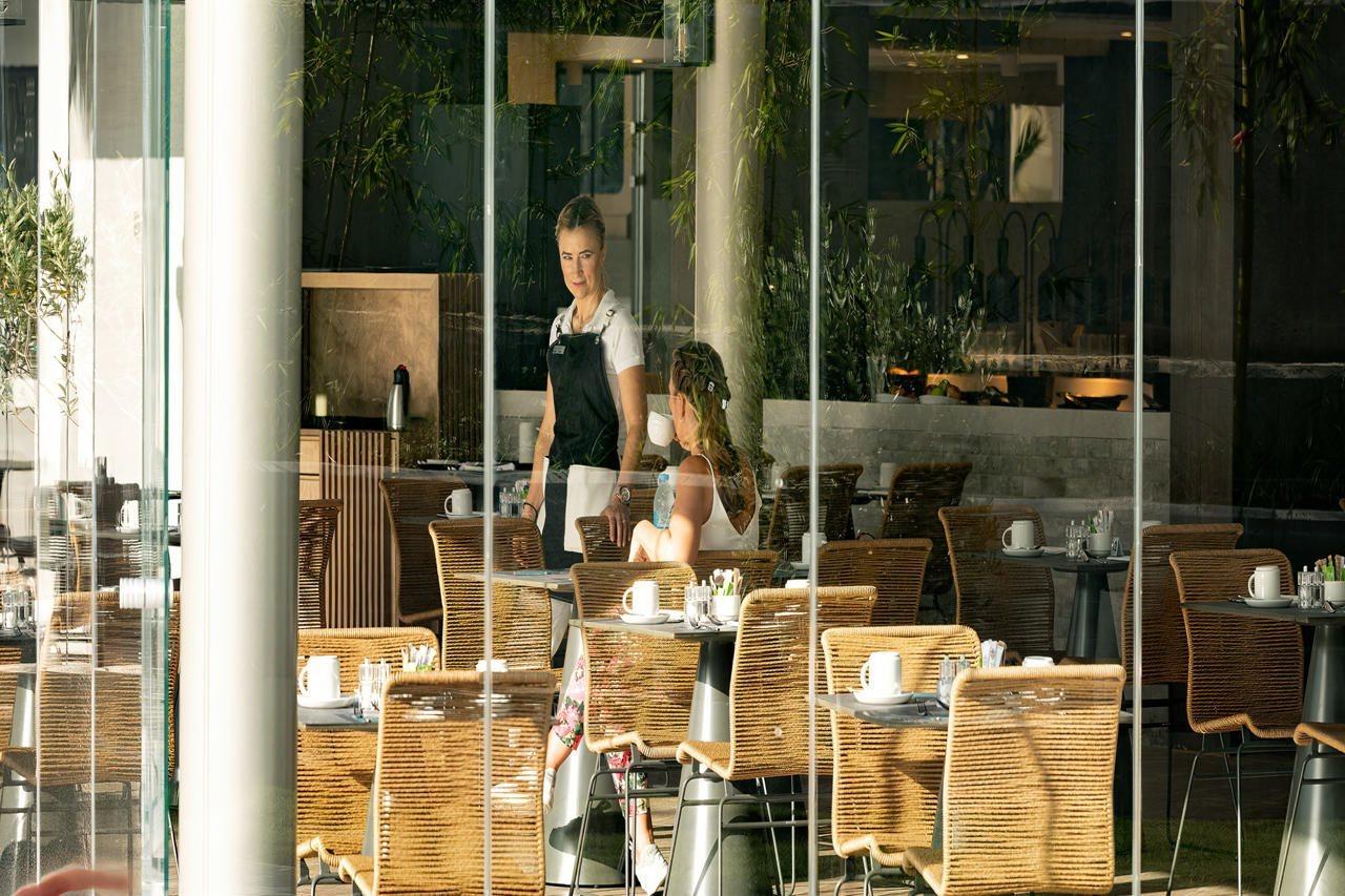 Nautilux Rethymno By Mage Hotels Extérieur photo A waitress clearing a table